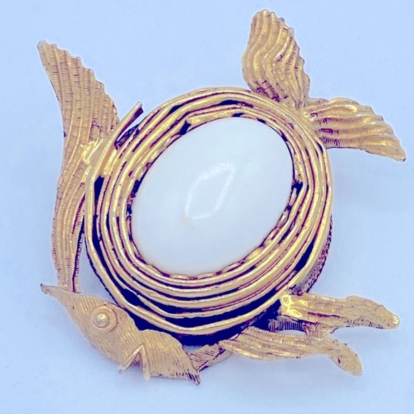 Large Vintage Textured GoldTone Fish With A large White Cabochon Pin/Brooch - Picture 3 of 5
